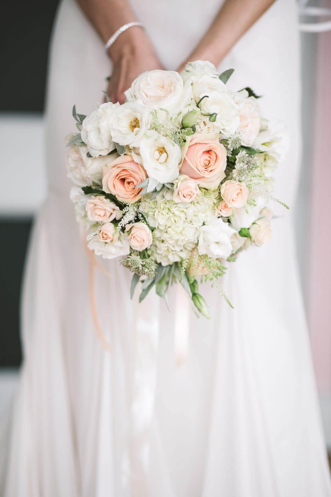 Lancé de bouquet de mariée : origines de la traditions et alternatives