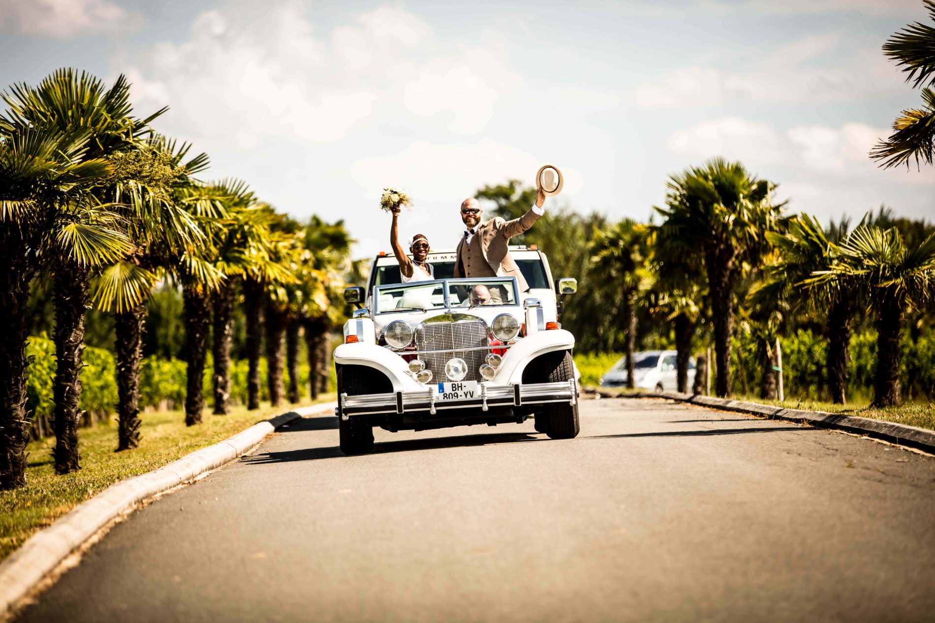 Voiture des mariés cortège Château Lafitte Laguens