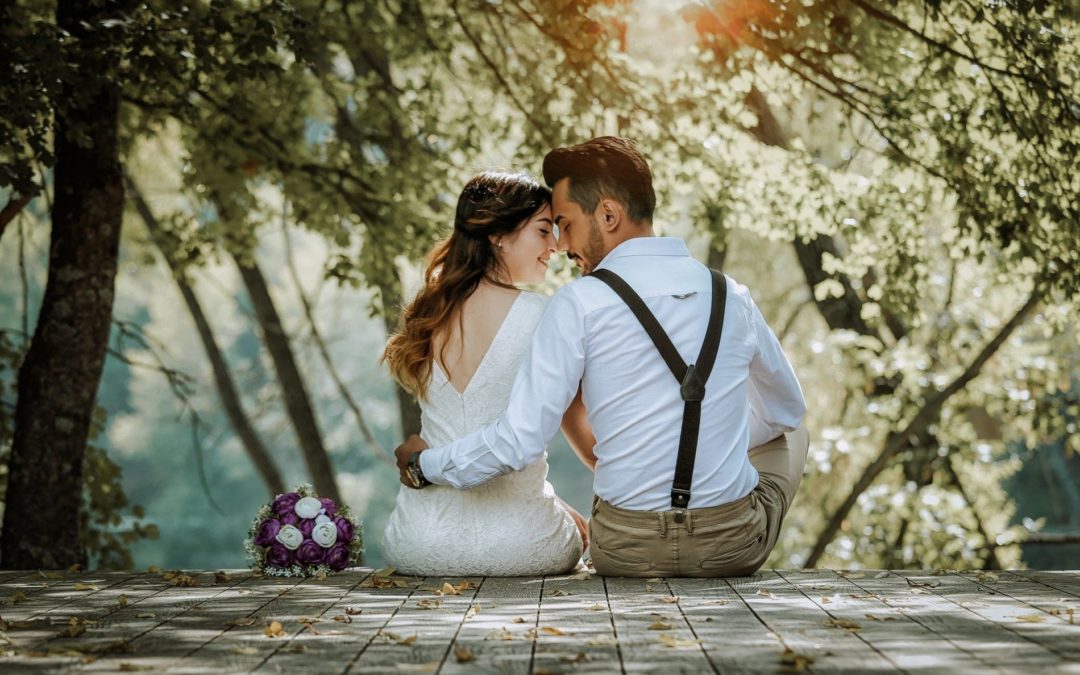 Couple de mariés tendrement enlassés