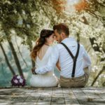 Couple de mariés tendrement enlassés