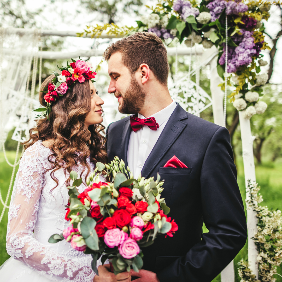 Couple de mariés avec bouquet de fleurs coloré