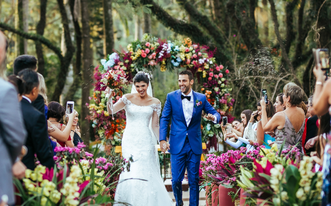 Couple sortant de leur cérémonie de mariage