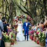 Couple sortant de leur cérémonie de mariage